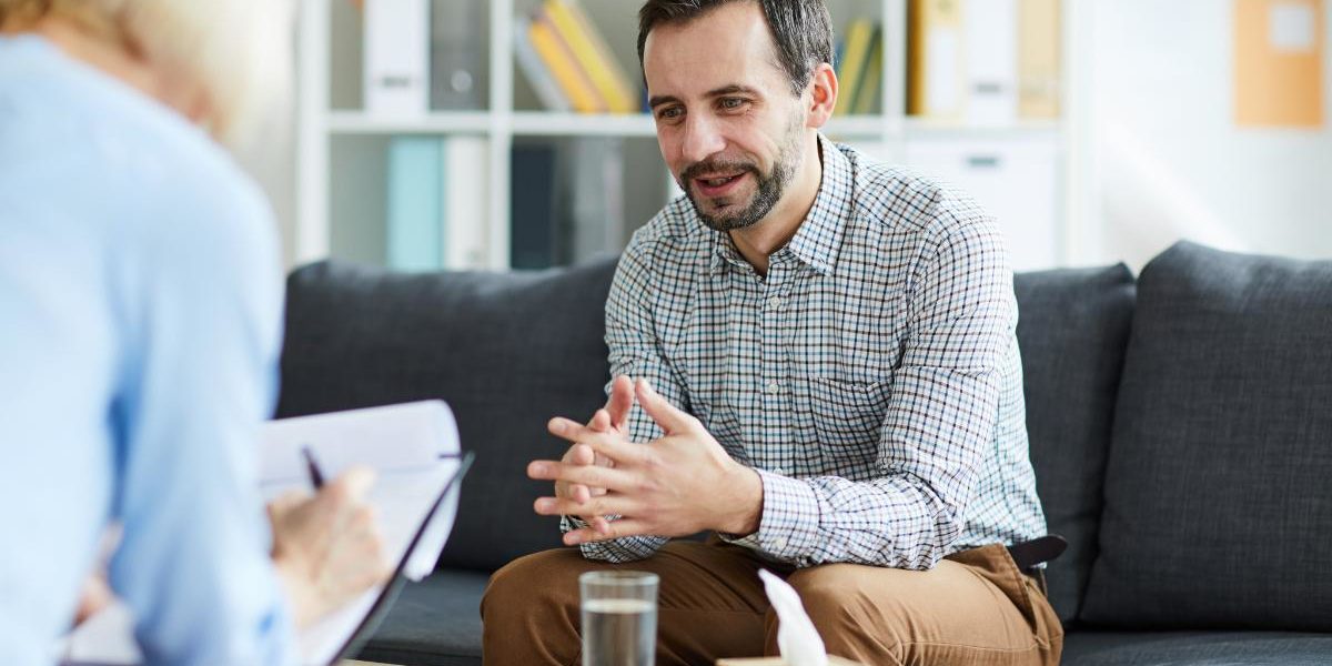 5 Benefits of Medical Detox a therapist discusses the benefits of a medical detox program with a client about to enter a medical detox center