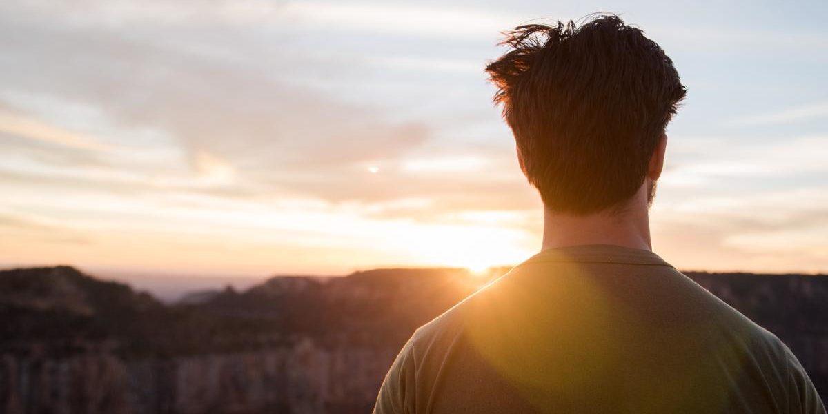 5 Signs of Opioid Detox a man stares at a sunset as he considers the signs of opioid detox