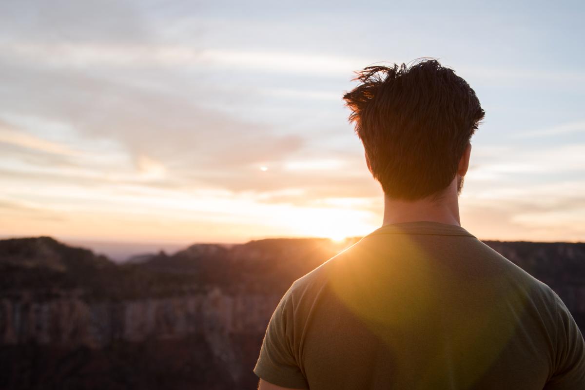5 Signs of Opioid Detox a man stares at a sunset as he considers the signs of opioid detox