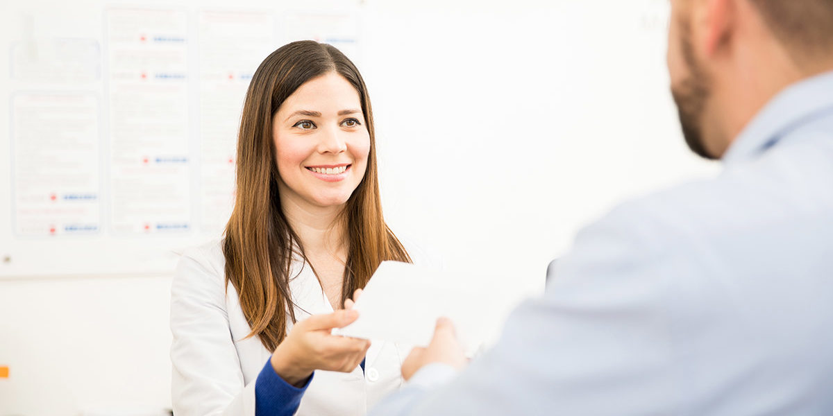 doctor offering resources to a patient in cocaine rehab center spokane