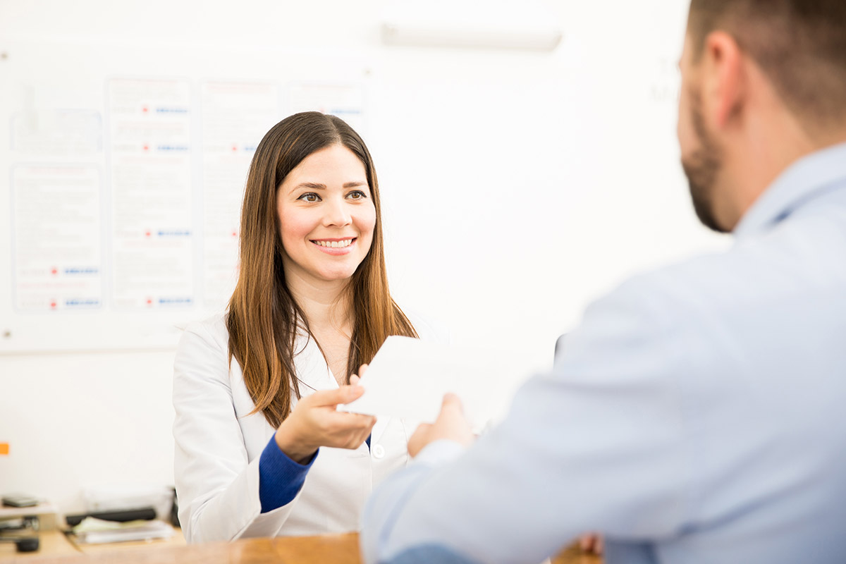 doctor offering resources to a patient in cocaine rehab center spokane