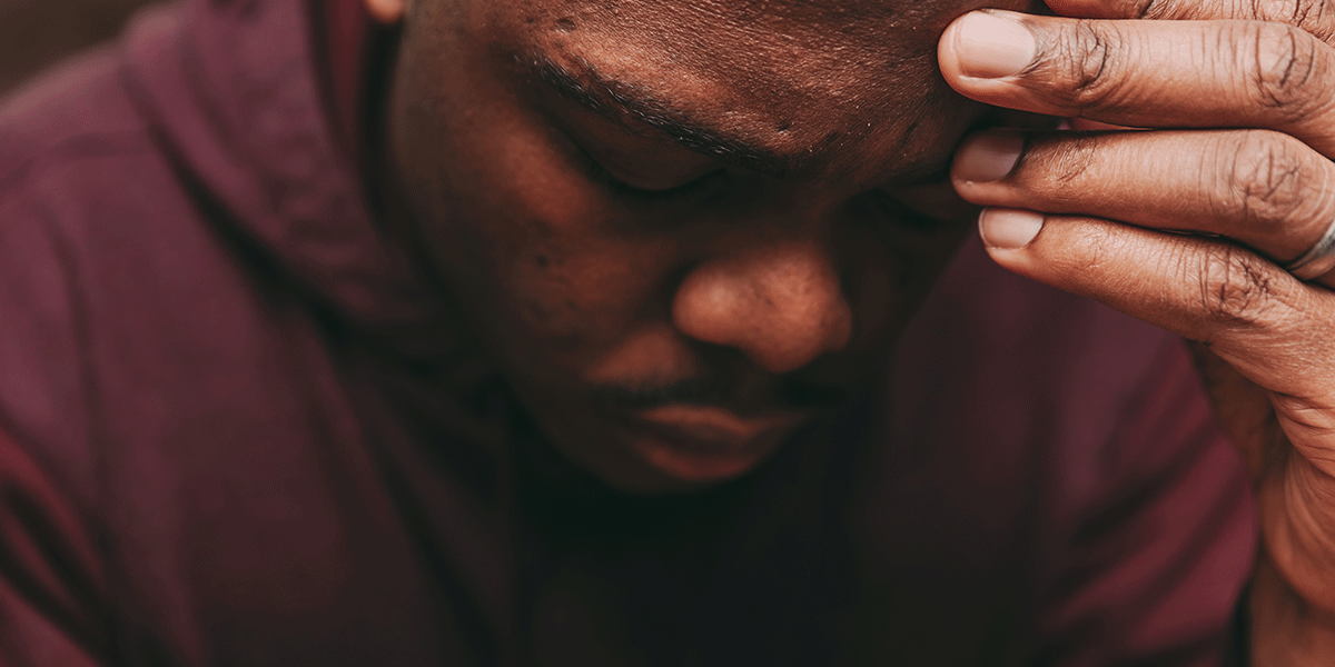 an upset men holds his hand to his forehead wondering does alcohol cause memory loss